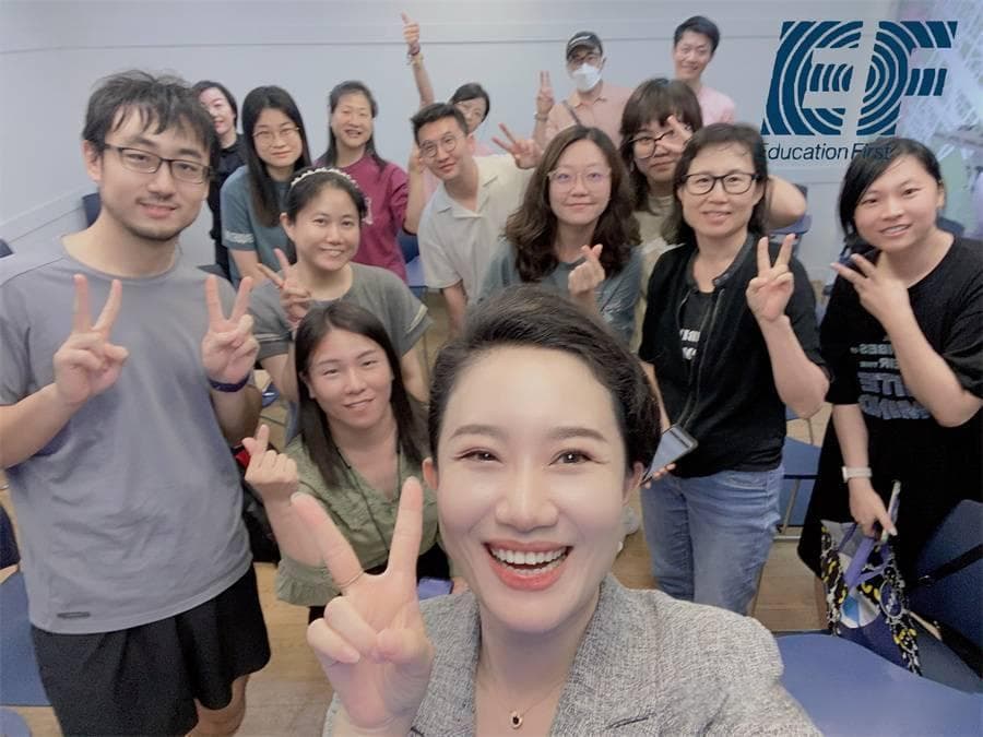 从着装到送礼：社交礼仪规范详解
