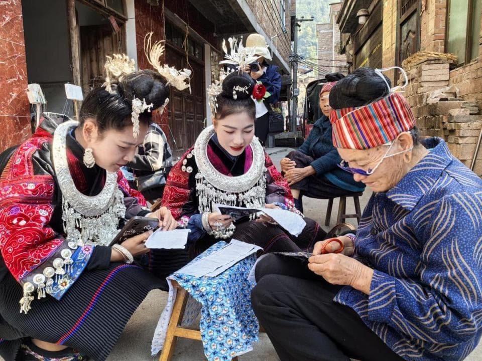 苗族姐妹花回乡创业：带领400名绣娘增收致富，让传统苗绣焕发新生