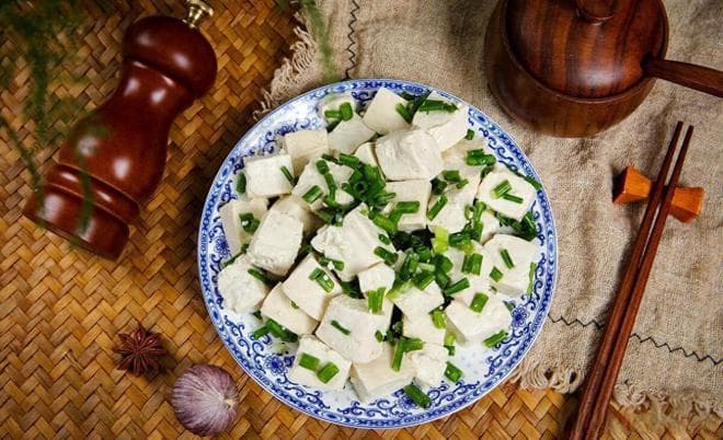 鲜香相融，小葱拌豆腐的制作方法与口感调控
