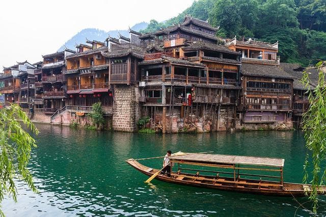 湘西凤凰古城住两天，看唯美的沱江夜景，美食可别错过