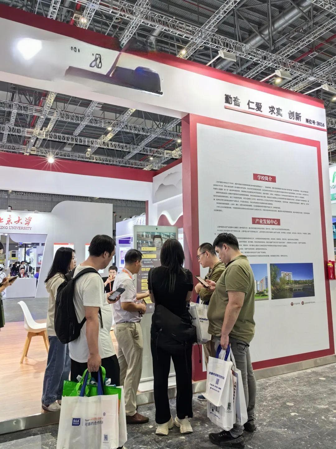 上海中医药大学创新研发新一代可穿戴手部智能外骨骼亮相工博会