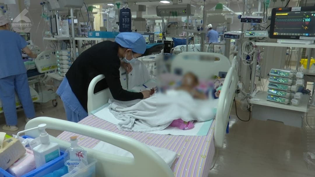 1岁女童4根手指被切成7段，医生提醒：这些物品务必收好