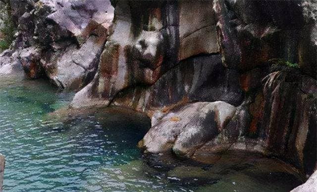 龙宫真实存在？1992年浙江发现神秘水潭，抽干后出现一座千年宫殿