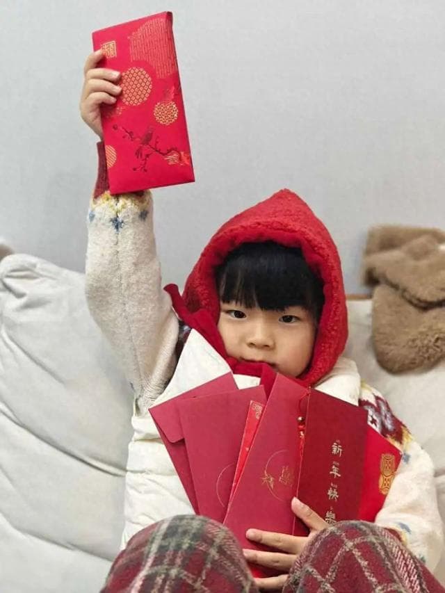 ATM机“撑爆”了！杭城家长排队猛拆红包：赶紧存一波