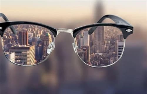 近视的困惑：近视为啥会眼球突出、眼轴变长还头晕？