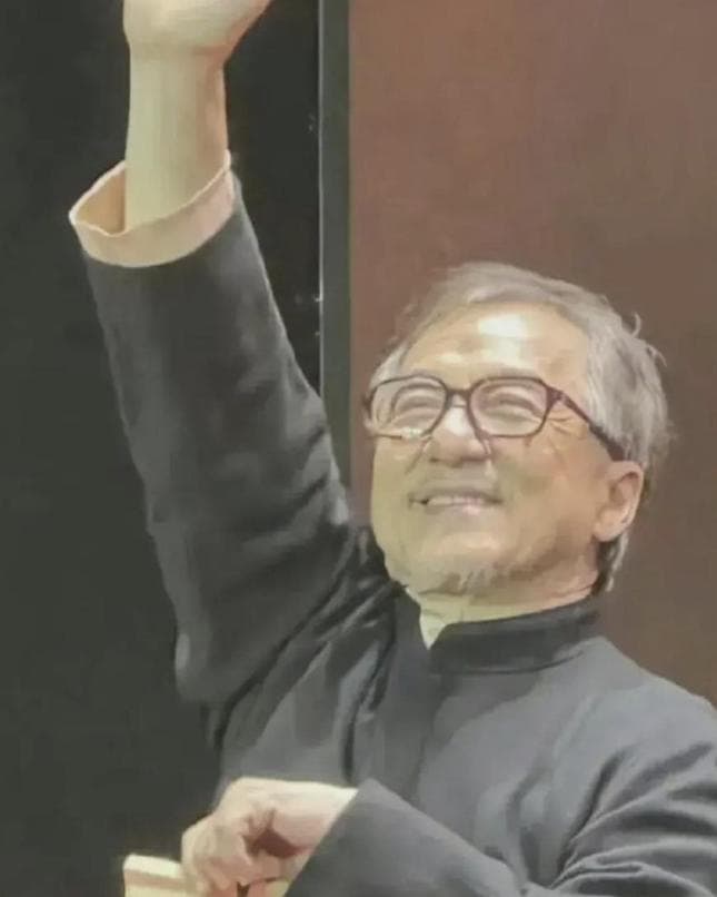 成龙近照曝光！网友：对岁月二字有了实感