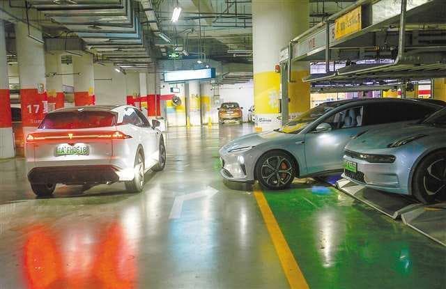 “老司机”遇到新问题 新能源车“太胖” “挤进”机械车位好难