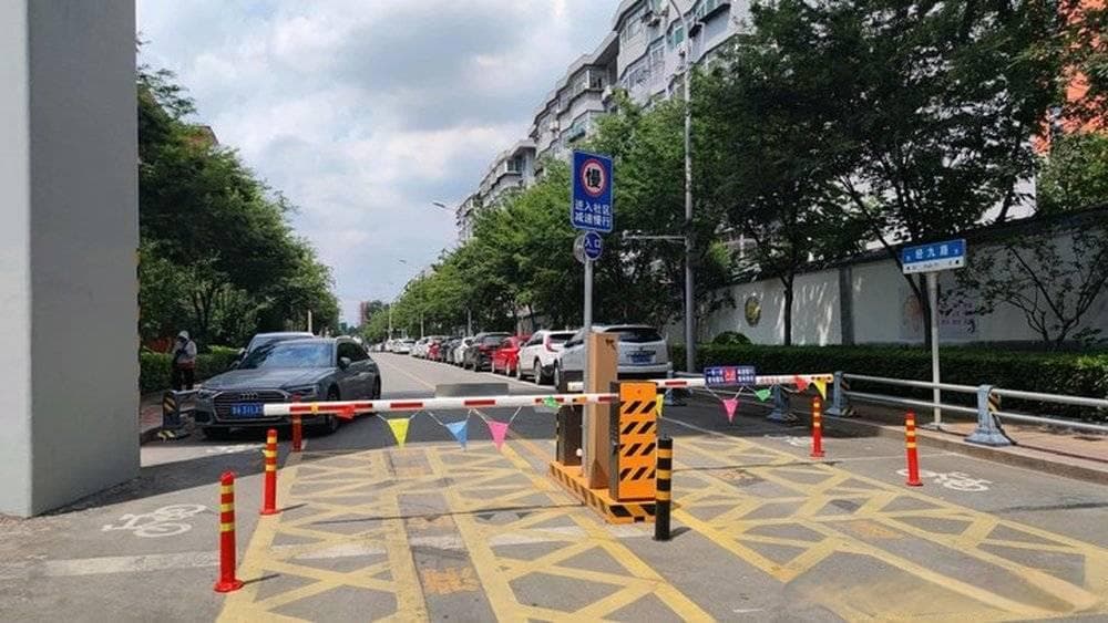 济南市区一公共道路咋装上了道闸杆？居委会：为规范停车秩序