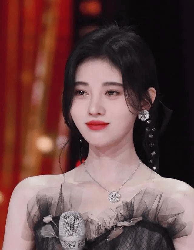 揭秘鞠婧祎的美妆秘诀：从底妆到唇妆的完整教程