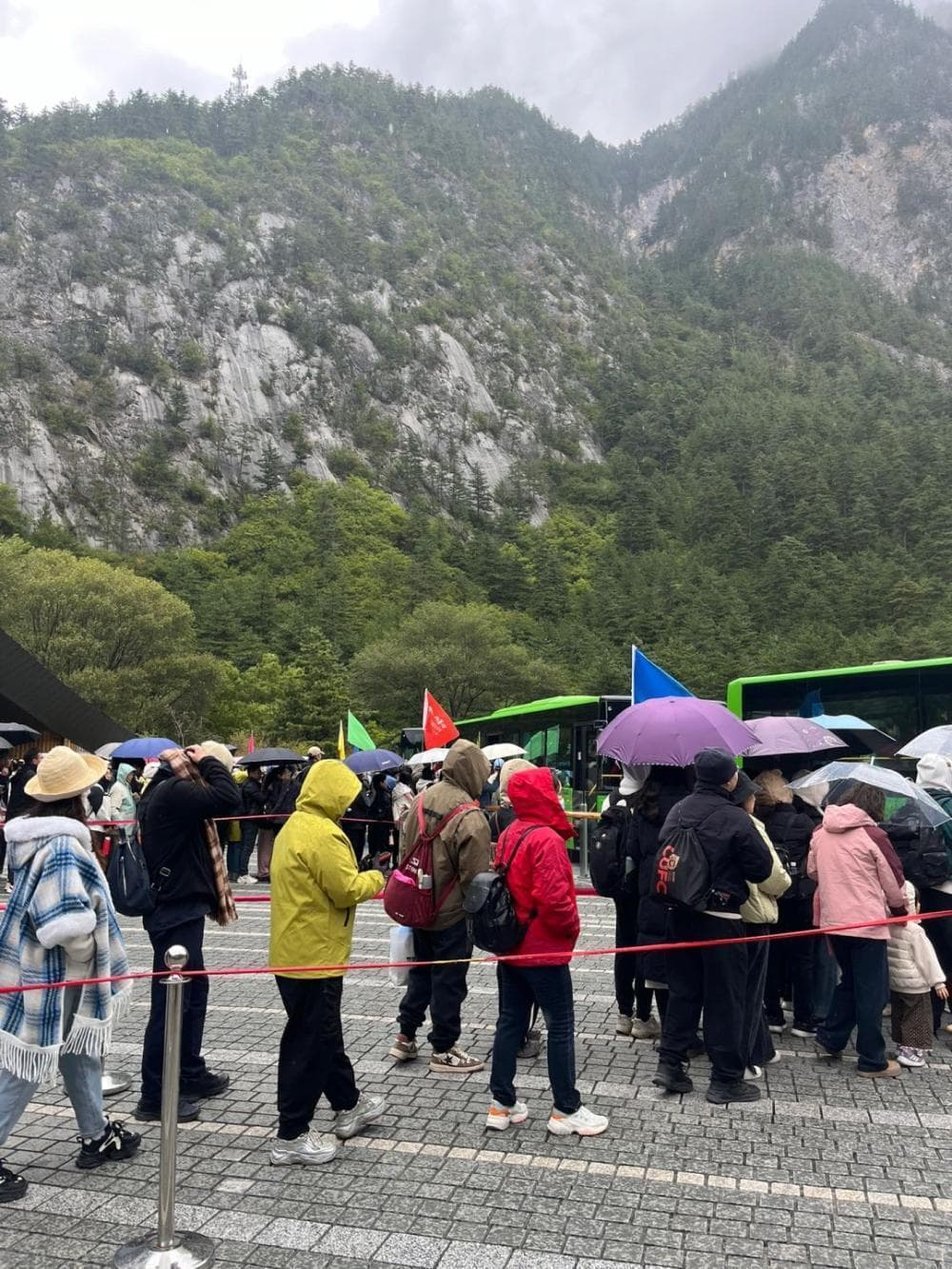 国庆7天接待游客24万人次，“完全不堵”的九寨沟为何成了一股清流？