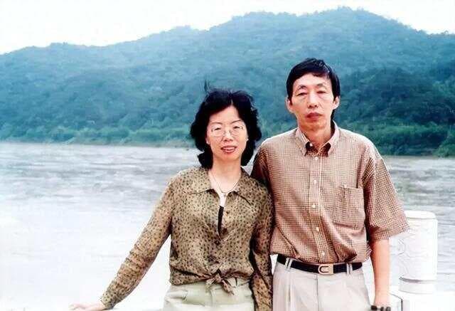 舒婷：从灯泡厂女工到国宝级诗人，对教授丈夫“约法三章”