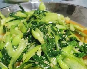 清炒青菜的做法（手把手教你如何做出鲜嫩可口的清炒青菜）