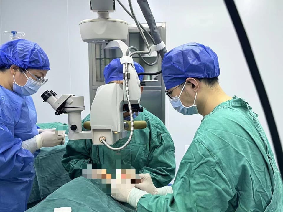 16岁双胞胎姐妹同患一种眼病达1000度，医生：这类近视患儿尤其要警惕！