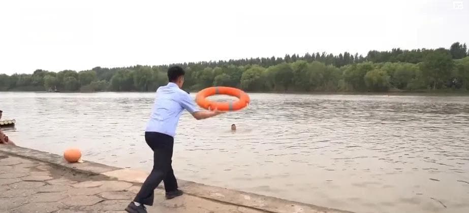 两种实用自救法助力夏季防溺水，民警详解安全要点