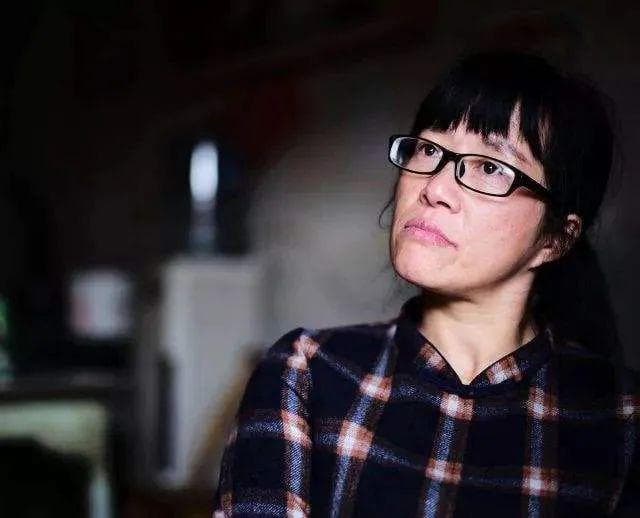 余秀华诗歌《野草的诸多谎言》赏析：一首关于爱情与幸福的深刻思考