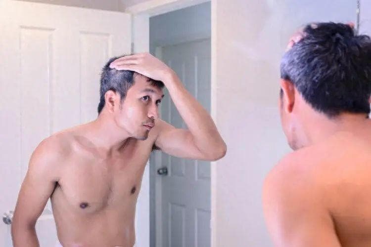 鼻毛“窜”出来的男人，有何不同？鼻毛变白暗示什么？