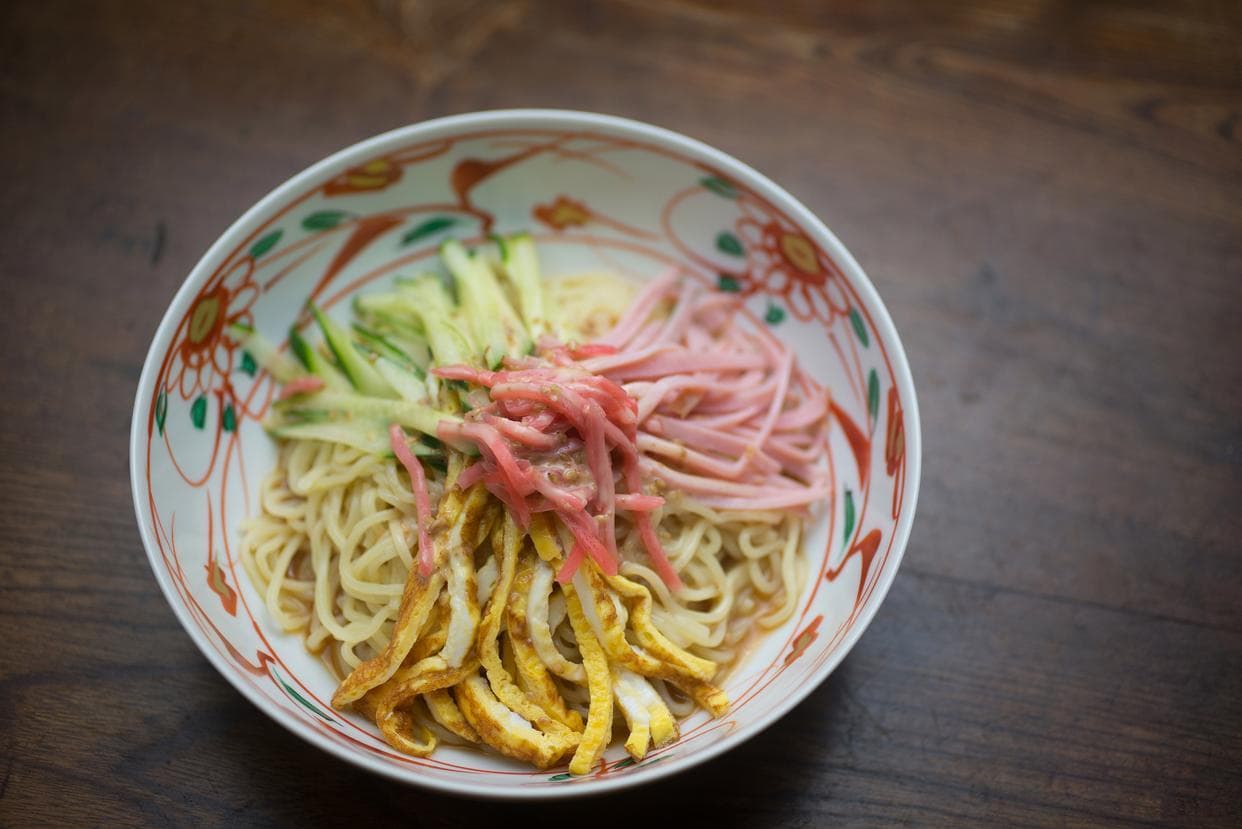 夏日清凉美食：一碗自家制作的凉面