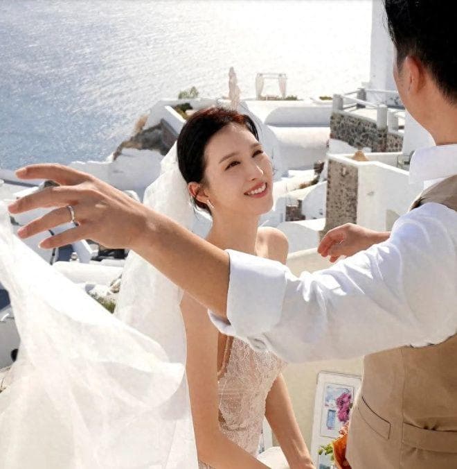 前TVB演员何傲儿宣布结婚，从富家千金到网红主播的坎坷人生