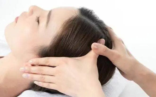 职场健康小贴士：简易按摩与伸展，缓解久坐不适，焕发身心活力