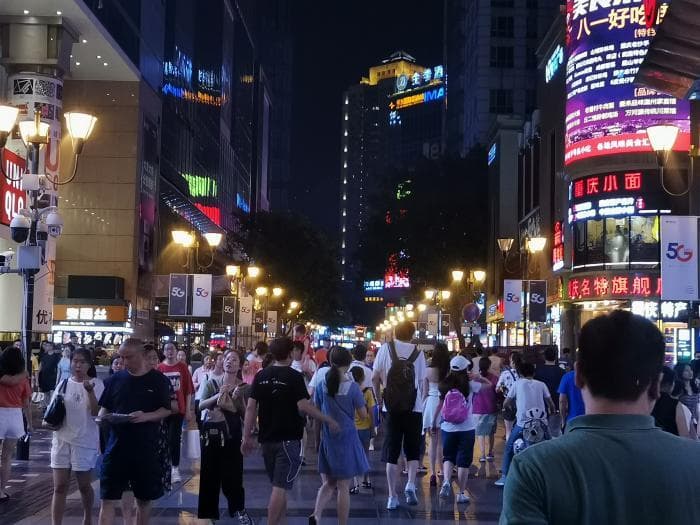 解放碑步行街：打造世界级金融和消费大道