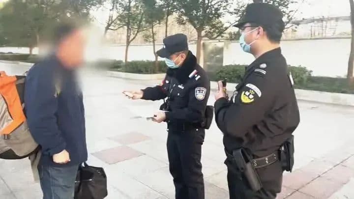 老烟枪在高铁动车厕所违规抽烟付出极大代价