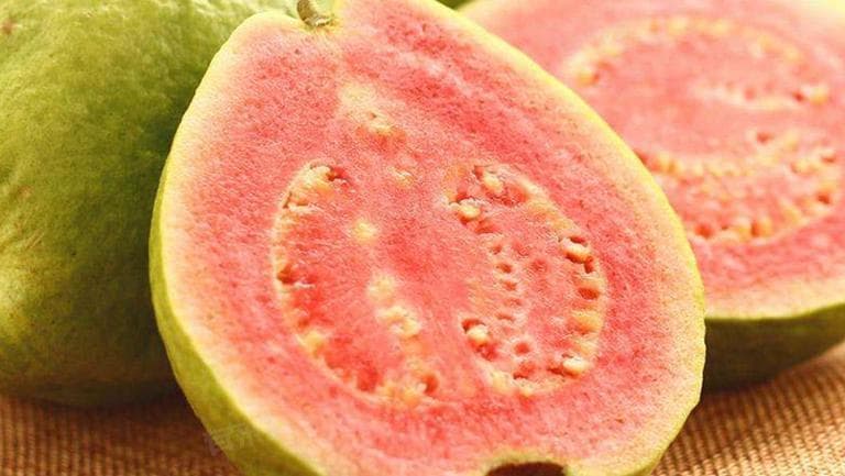 芭乐果的皮和籽能吃吗？营养与风险全解析