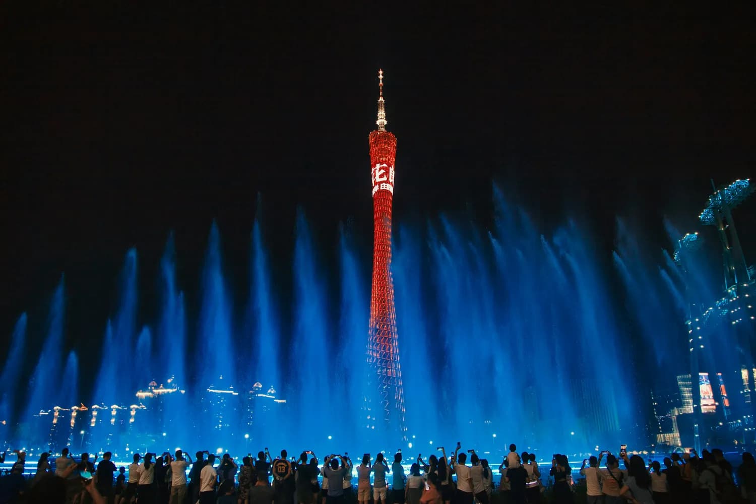 2024广州国际灯光节：花城广场上演360°环状灯光秀