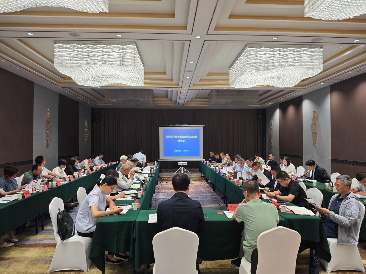中国工程院在新疆开展“健康水平衡构建与国土高质量保护利用战略”技术调研