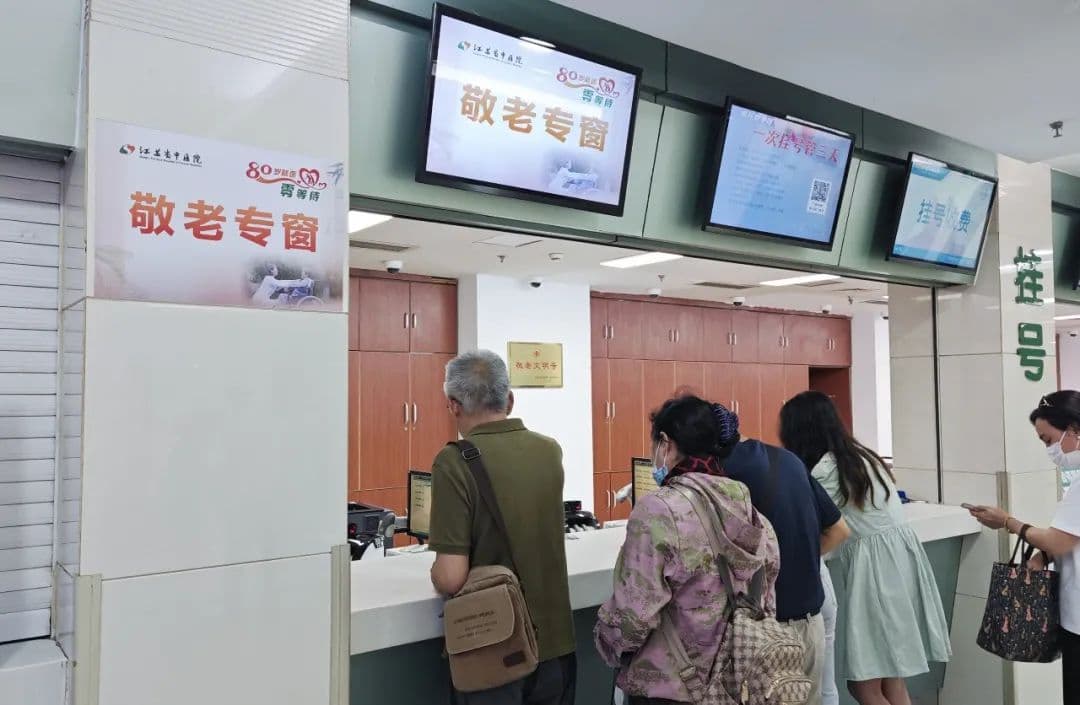 爷爷奶奶去医院，家人不陪可以吗？可以