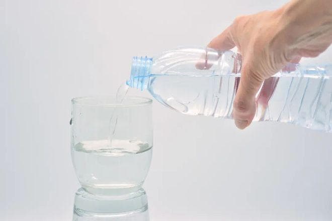 【健康】纯净水、天然水、矿泉水、白开水有什么区别？日常喝水怎么选？