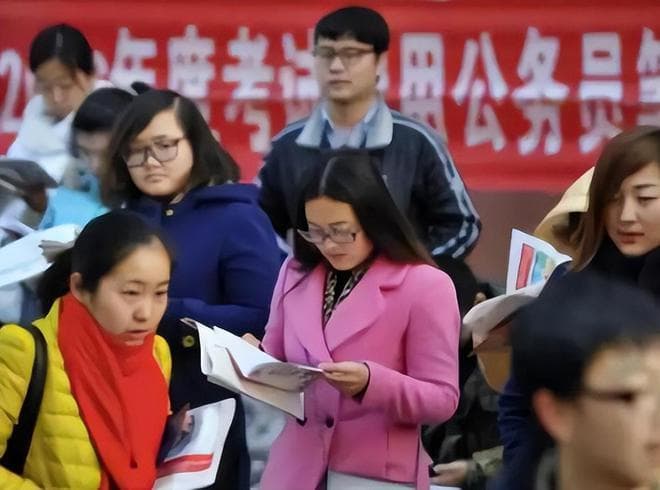 体制内与体制外有啥区别？张雪峰给出解释，不是所有人都适合考公