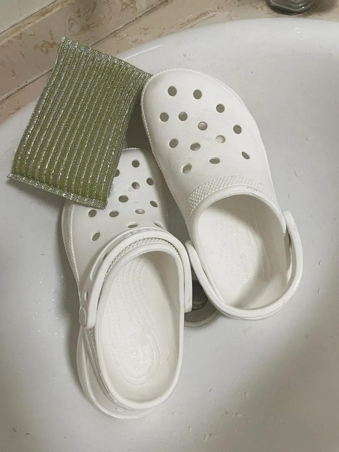 如何正确清洁和保养Crocs洞洞鞋：实用指南