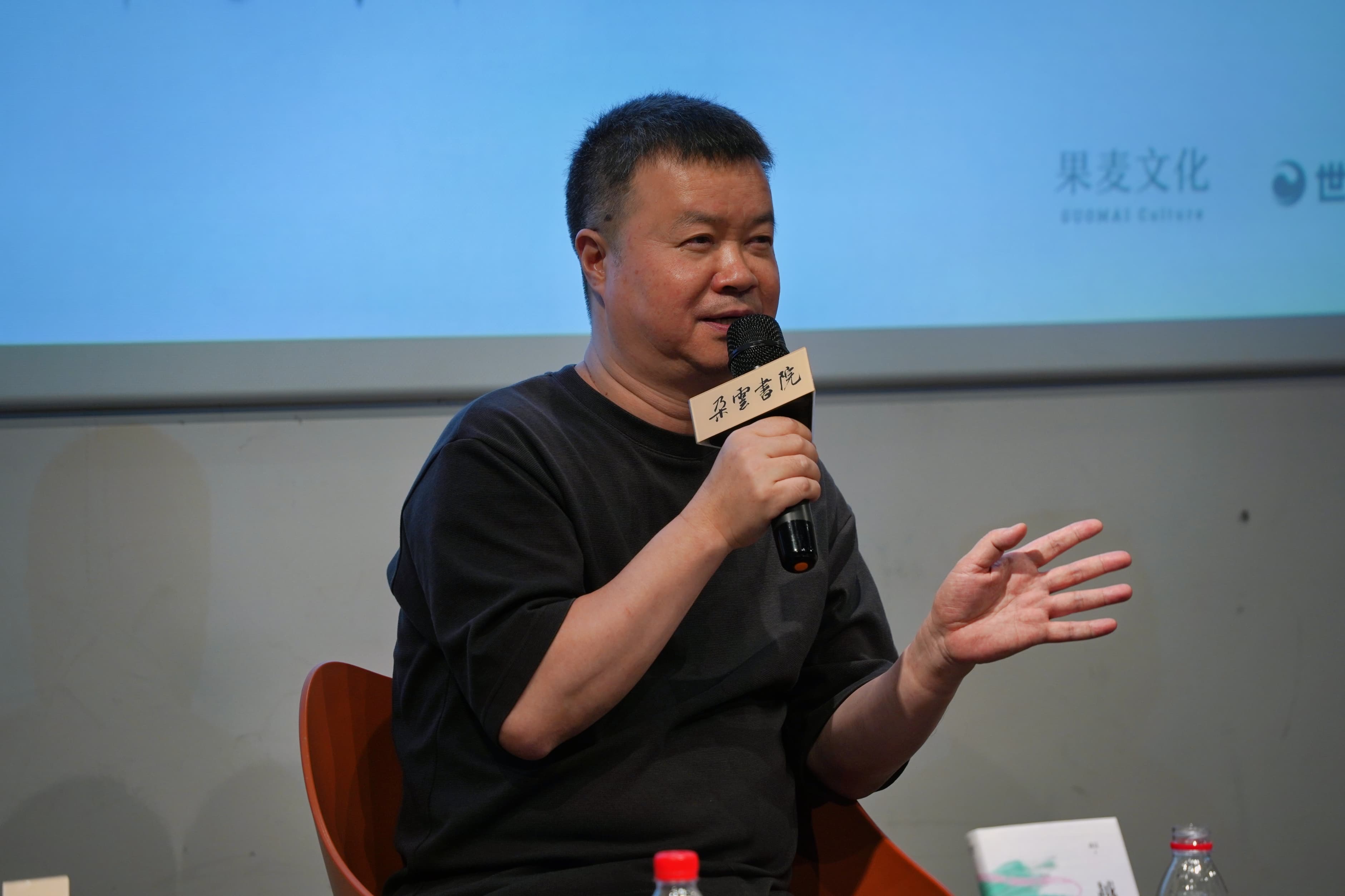 《越过山丘》：从“故乡”出发，走向远方