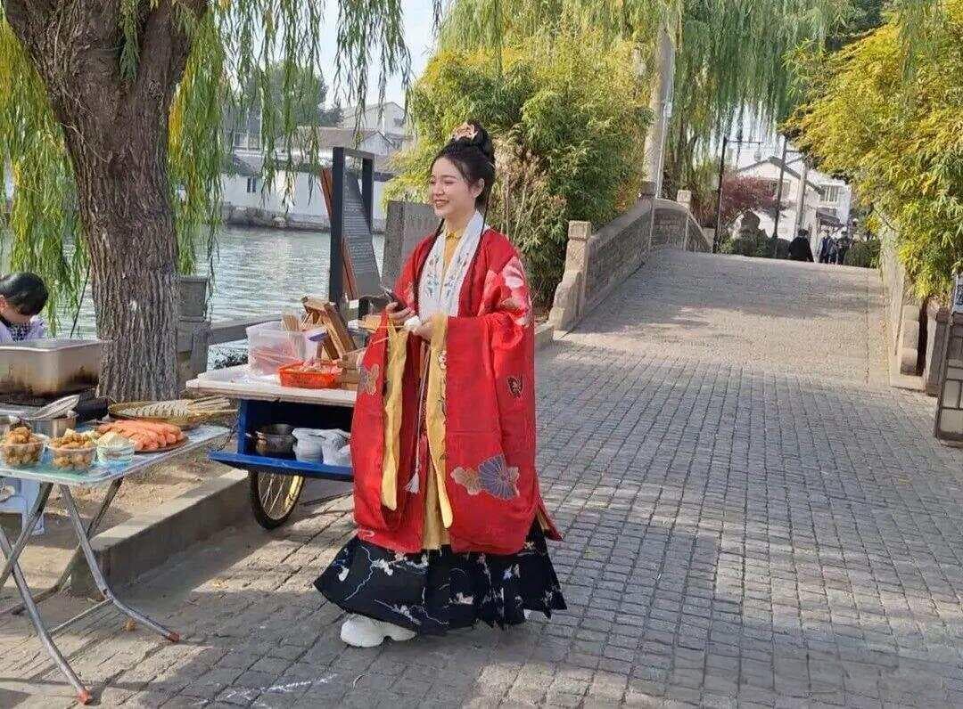 苏州汉服美女：古城里的流动风景