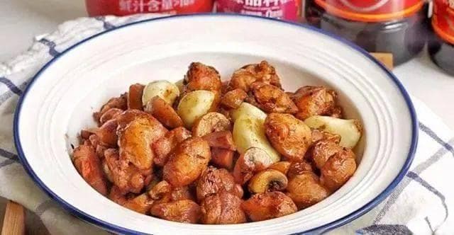 从蒜炒鸡到姜炖鱼：10种食材完美搭配指南