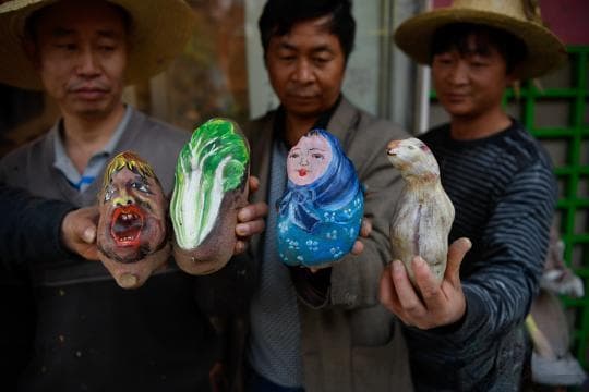 云南农民艺术家用土豆作画成“网红”