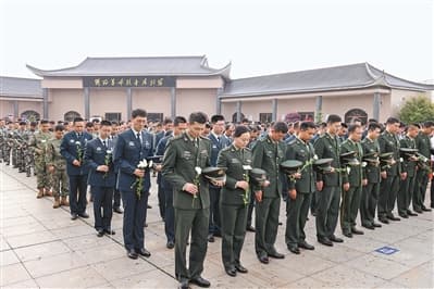 军地联合寄哀思 红色薪火代代传