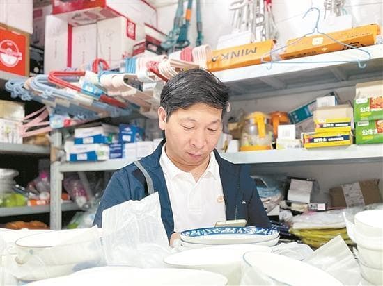 杂货铺老板的“凡人义举”：四年无偿制作上万条寻亲视频