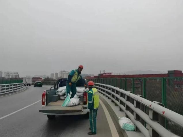 西宁首场降雪应对：4500余名环卫工人奋战清雪一线