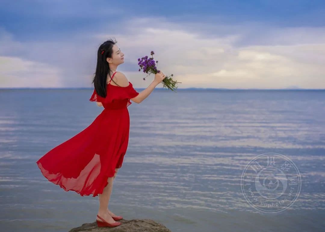 风景人像摄影全攻略：从构图到后期，让情绪点燃天边的晚霞