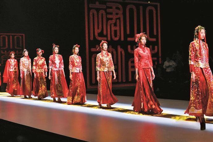花都区：金银丝线手绣吉祥 非遗裙褂“破壁出圈”