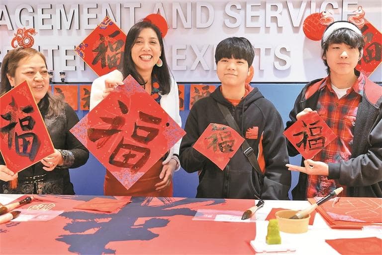 做花灯逛灯会包饺子写福字 歪果仁在深圳过地道中国年