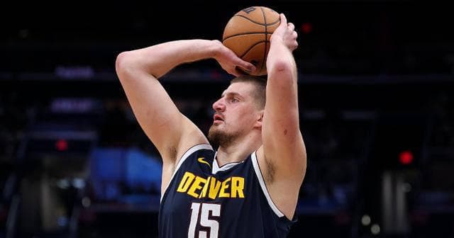 约基奇创78年NBA纪录！掘金大胜独行侠，穆雷砍45分
