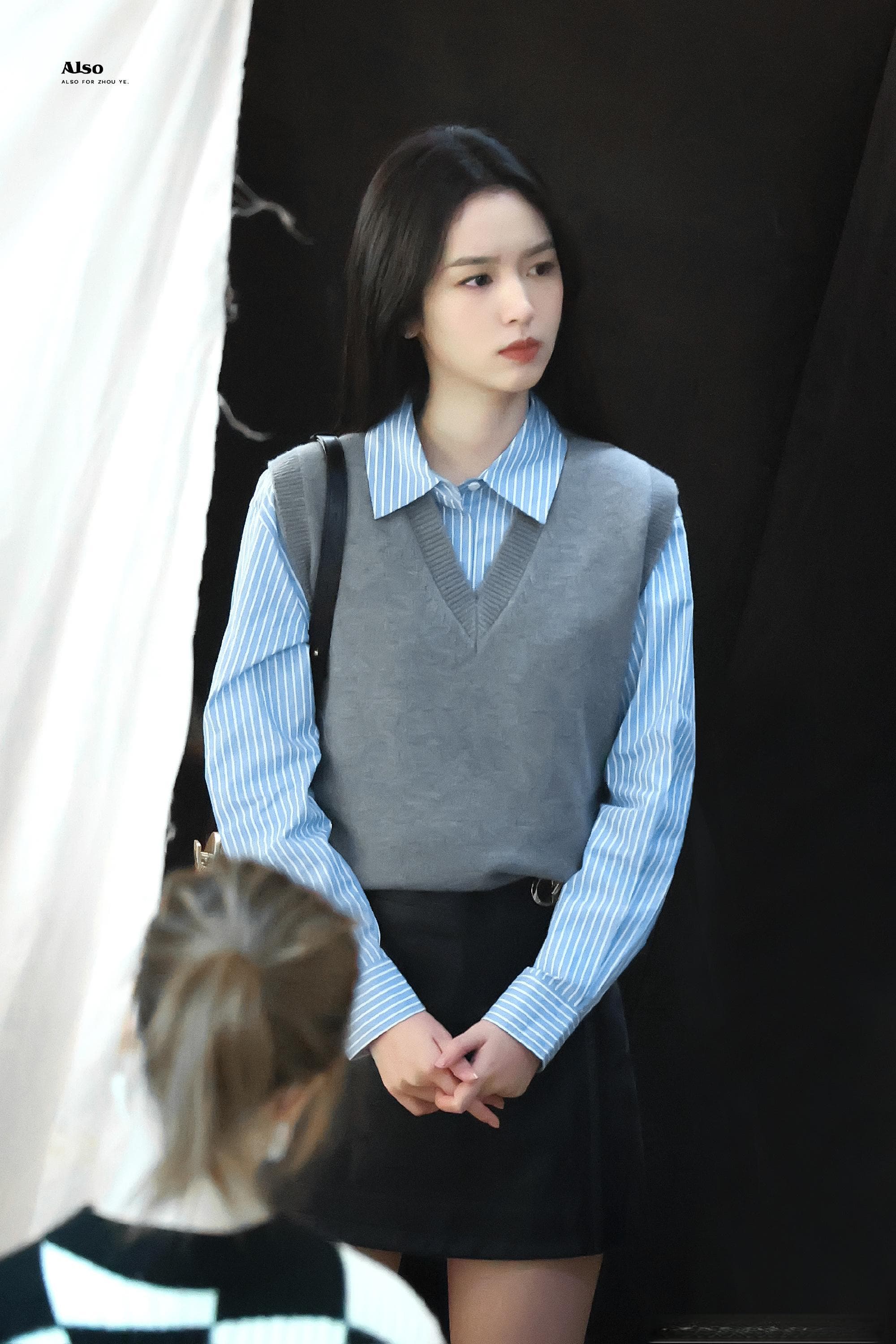 解码周也的甜系风格：从穿搭到美妆的时尚指南