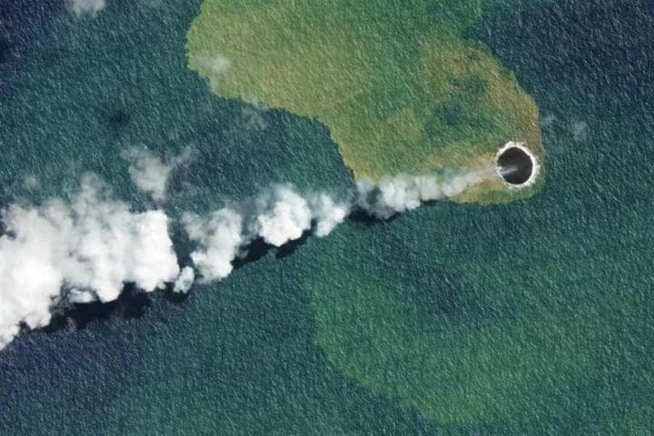 南太平洋海底火山喷出一座小岛