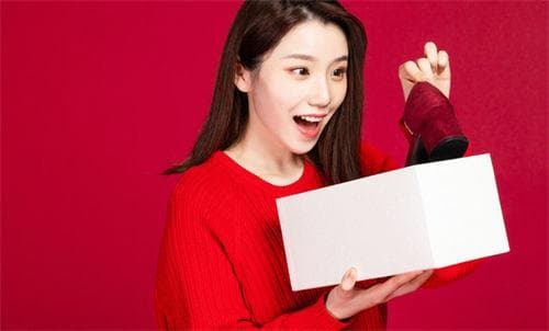 过春节的民间习俗：贴门神、放爆竹、贴福字与窗花