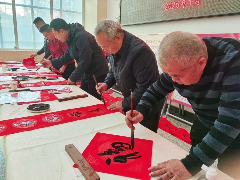 和田地委老干部局：银龄挥毫送祝福 纸墨年味迎新春