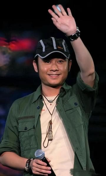 刀郎携手徐子尧创新演绎《绣红旗》，革命经典唱响抖音