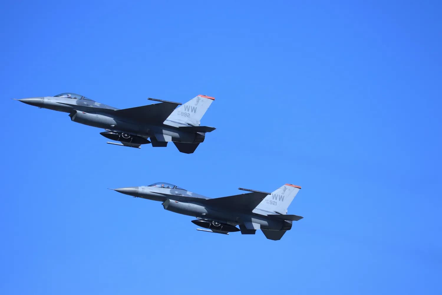美国AIM-120-D3导弹测试成功：4马赫速度、180公里射程，多国斥巨资采购