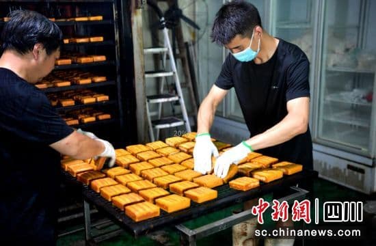 非遗土特产！汶川映秀豆腐干走俏市场